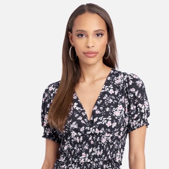bebe Tops - NWT | Bebe | Crepe Deep V Print Top